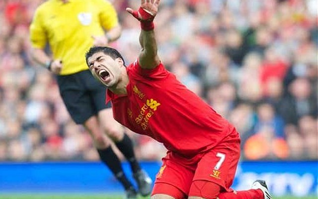 TIN VẮN SÁNG 28/12: Mou “bẩn tính”, trù úm Suarez chấn thương