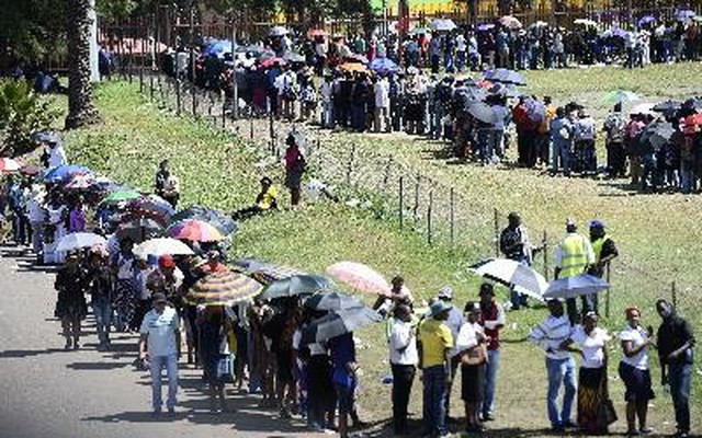 Dân phá rào an ninh vào viếng huyền thoại Mandela