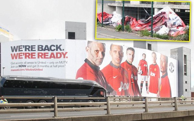 Sụp đổ trên sân, poster Man United cũng “hạ cánh" nhàu nát