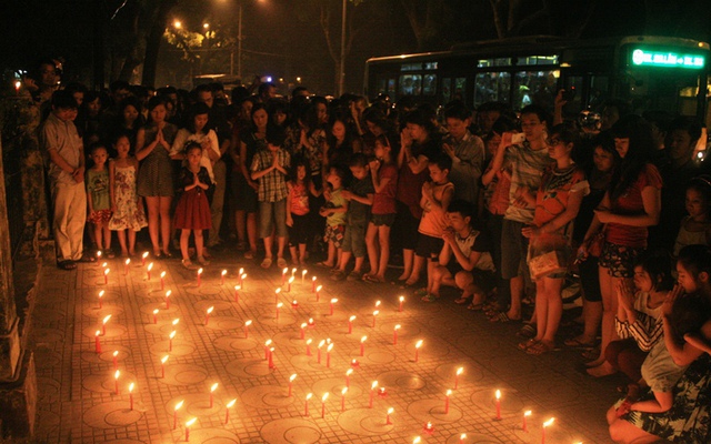 Hàng trăm ngọn nến vẫn âm thầm cháy trong đêm tại 30 Hoàng Diệu