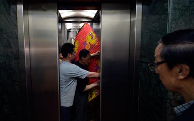 Người Trung Quốc 'ngoan cố' không nhường nhau, thang máy rơi vì quá tải