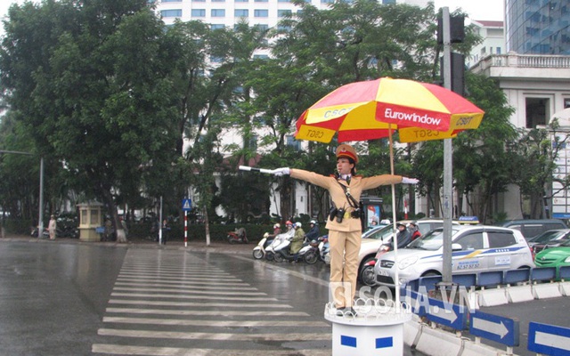 Hà Nội: Ngắm nữ CSGT xinh đẹp điều khiển giao thông ngày ra quân