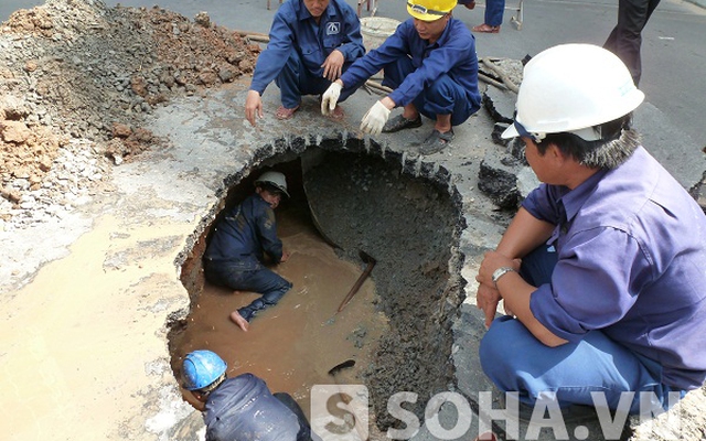 Xuất hiện hố "tử thần" rộng hơn 3m ngay trung tâm Sài Gòn