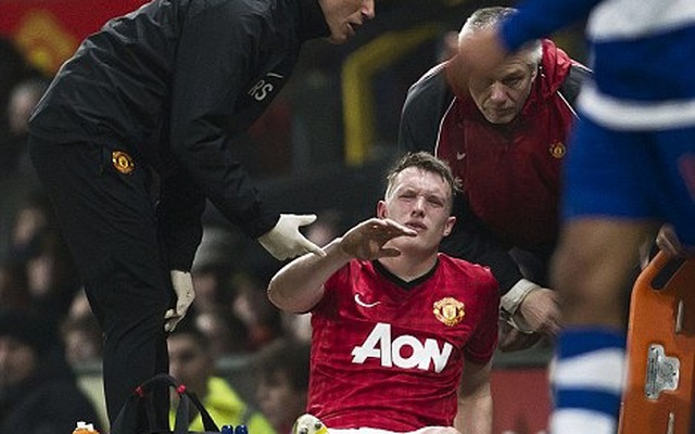 Phil Jones trở lại dự đại chiến Stamford Bridge