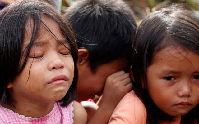 Philippines: "Hãy giúp cháu! Hãy đưa cháu lên Facebook!"
