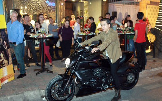 Tuấn Hưng mang xe máy 36.000 USD mới mua khoe giữa phố