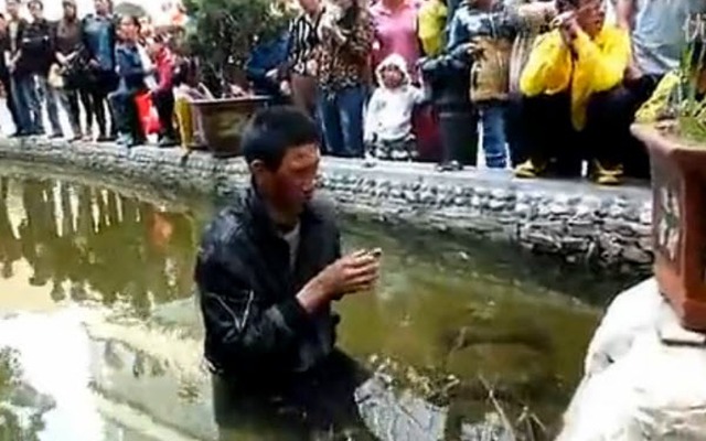 Quan Trung Quốc đánh rồi ném người khiếm thị xuống hồ nước