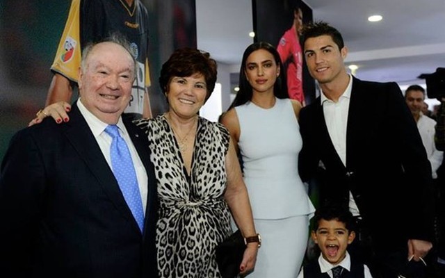Quý tử nhà Ronaldo toe toét mừng bố khai trương bảo tàng