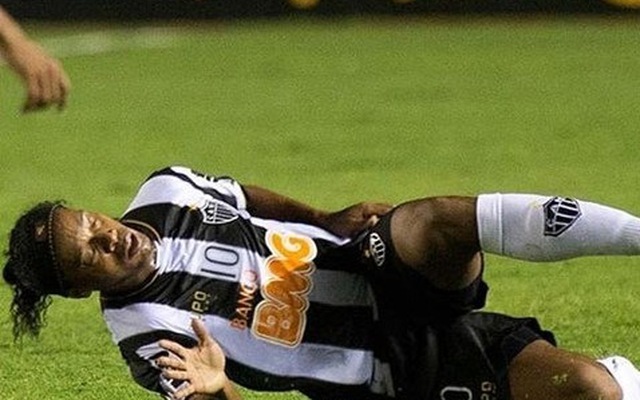 VIDEO: Pha vào bóng kinh hoàng khiến Ronaldinho suýt gãy chân