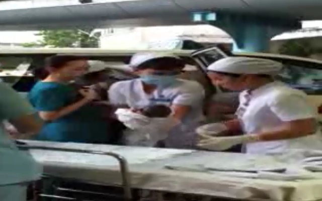 Clip sinh rớt trên taxi