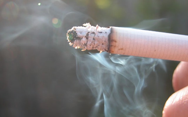 Việt Nam cấm máy và người dưới 18 tuổi bán thuốc lá