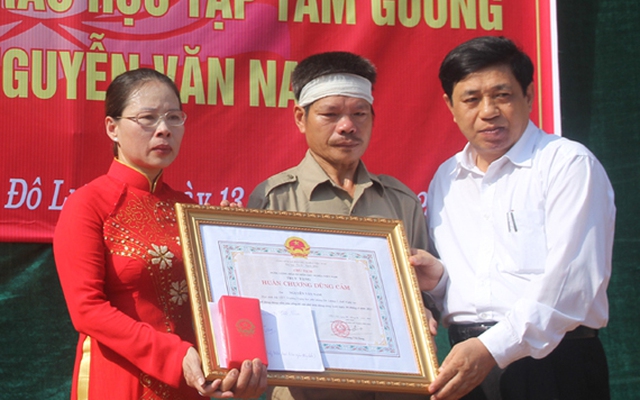 Nghệ An: Rưng rưng lễ truy tặng Huân chương cho em học sinh dũng cảm