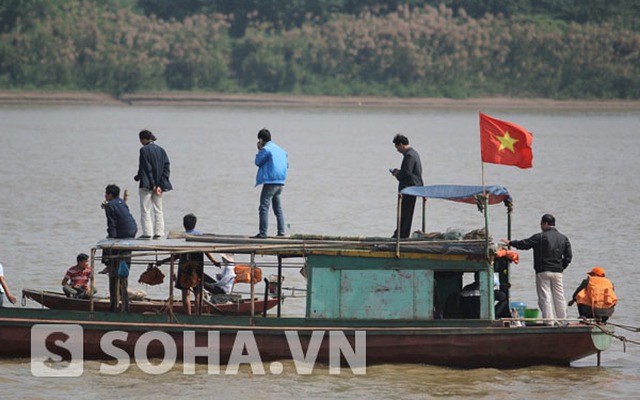 Người nhà tìm thi thể chị Huyền ở cửa biển Ba Lạt (Thái Bình)