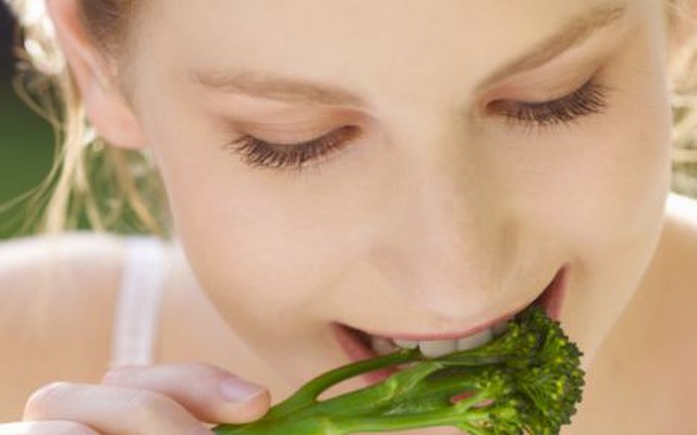 Ăn salad giúp phụ nữ tránh hội chứng tiền kinh nguyệt