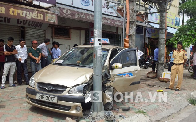 Tai nạn hy hữu khiến taxi nát đầu, kẹt giữa hai trụ điện