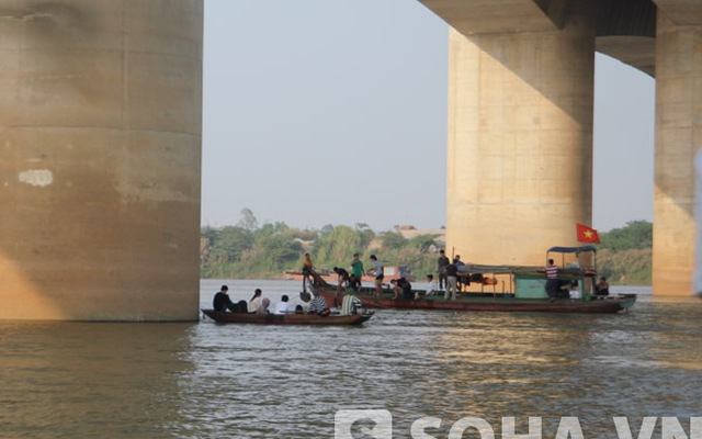 Tiếp tục thuê thợ lặn tìm xác chị Huyền cách cầu Thanh Trì 100m