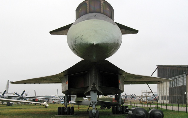 Tìm hiểu siêu máy bay đánh chặn Sukhoi T-4 của Liên Xô