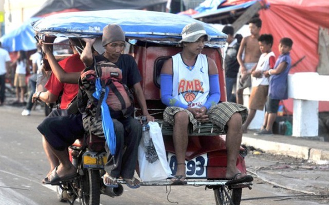 Dân Tacloban rồng rắn rời thành phố sau thảm họa Haiyan