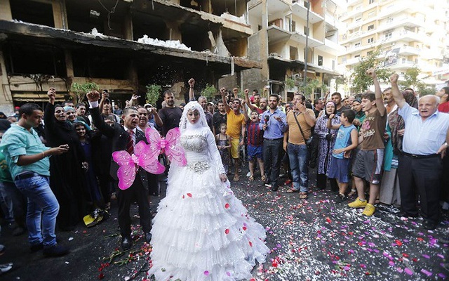 TG 7 ngày qua ảnh: Háo hức chụp ảnh cưới tại hiện trường nổ bom xe