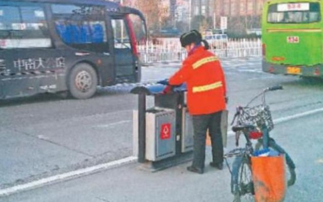 Trung Quốc: Triệu phú làm nghề quét rác để dạy con