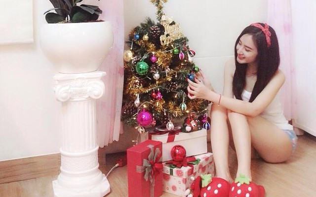 Angela Phương Trinh mặc quần ngắn cũn trang trí cây thông Noel