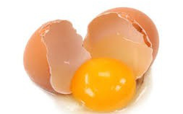 Nhận biết trứng gà công nghiệp ngâm axit giả làm trứng gà ta