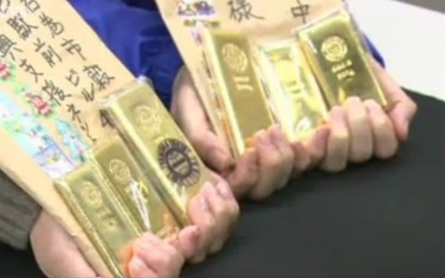Bưu kiện bí ẩn chứa vàng thỏi liên tiếp xuất hiện ở Nhật