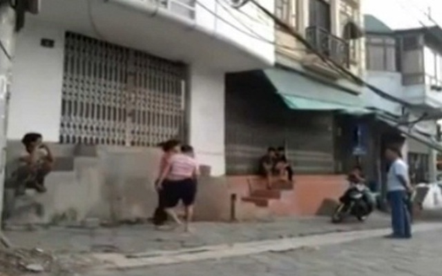 Choáng: Vợ "tung chưởng" đánh chồng kịch liệt giữa phố