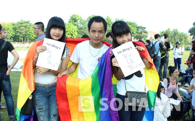 Hàng trăm bạn trẻ xếp chữ ủng hộ hôn nhân đồng giới