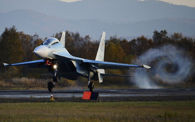 [ẢNH+VIDEO] Nga tăng cường Su-30M2 sát Trung Quốc