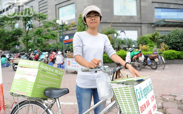 Cô gái Sài Gòn bán cà phê dạo trên phố Hà Nội