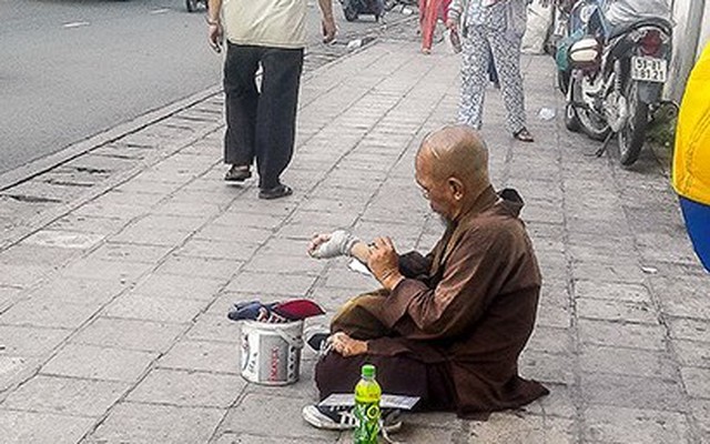 Sư giả rên rỉ xin tiền, ai từ chối liền bị chửi