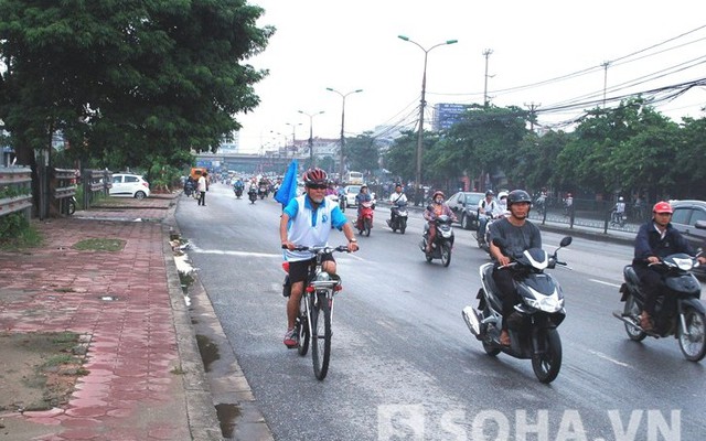 Nể phục cụ già 70 tuổi tham gia đạp xe xuyên Việt gần 2.000 km