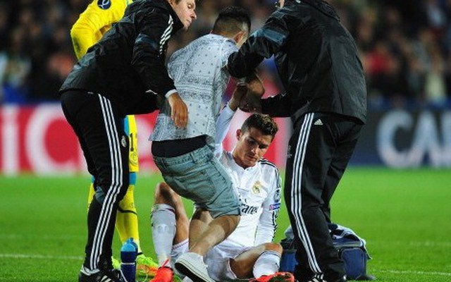 Fan cuồng vào sân ôm, hôn, massage cho Cris Ronaldo