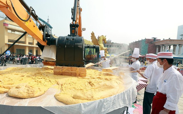 24h qua ảnh: Quy trình làm bánh bí ngô nặng gần 1 tấn ở TQ