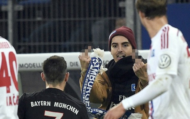 Fan cuồng vào sân, đánh thẳng mặt Ribery