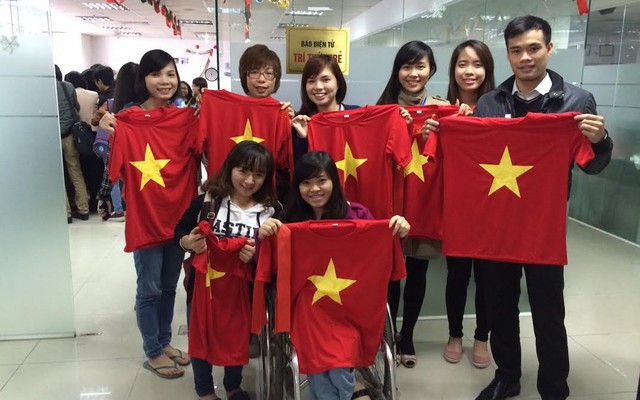 Fan nữ đi xe lăn tới nhận áo cỗ vũ ĐT Việt Nam