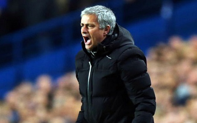 Mourinho lĩnh án phạt vì châm biếm trọng tài