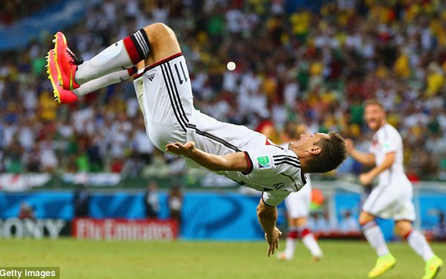 Klose cân bằng kỉ lục không tưởng của Ronaldo “béo”