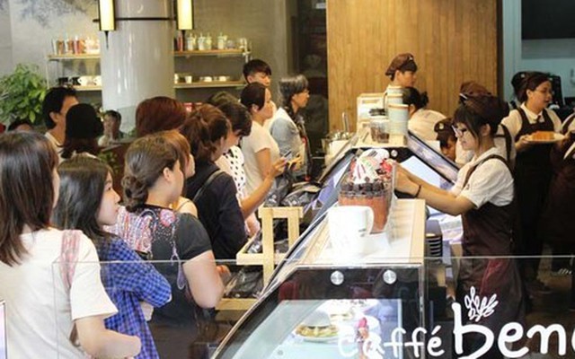 Đông nghẹt người xếp hàng ở quán cà phê Hàn Quốc