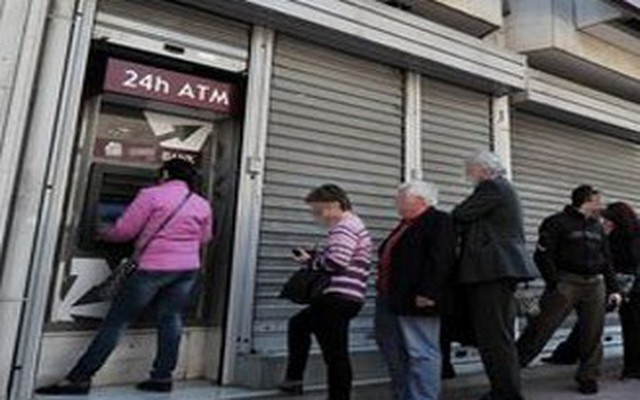 Đổ xô đi rút tiền vì ATM nhả tiền thừa