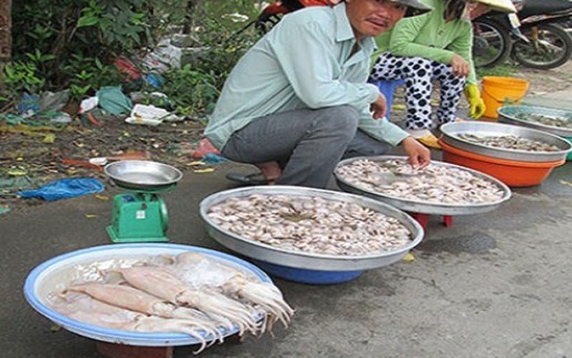 Mực to như quyển vở giá 40 ngàn/kg trên vỉa hè Sài Gòn