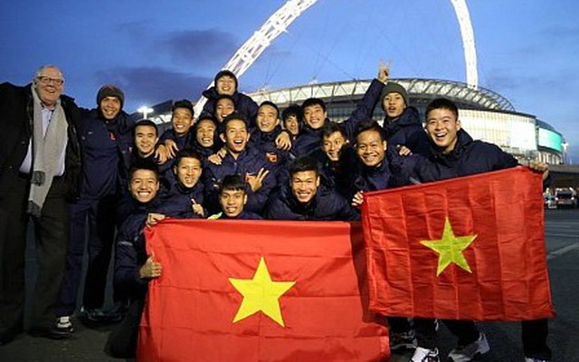 Ngỡ ngàng: Stoke treo băng rôn, biểu ngữ chào đón U19 Việt Nam