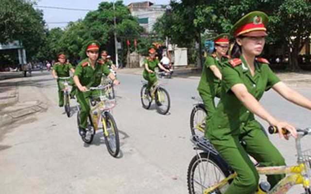 Cảnh sát khu vực đi công tác địa bàn bằng xe đạp