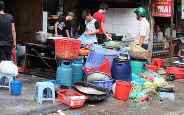 Kinh hoàng với độ bẩn của quán ăn "sang chảnh" ở phố cổ