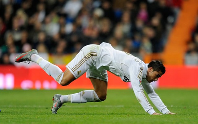 Barca “vỡ két” vì Real; Cris Ronaldo dính cú lừa đau