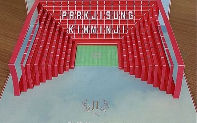 Park Ji-sung đưa cả sân Old Trafford vào thiệp cưới