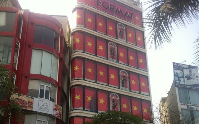 Cửa hàng thời trang ở Hà Nội phủ kín cờ Tổ Quốc