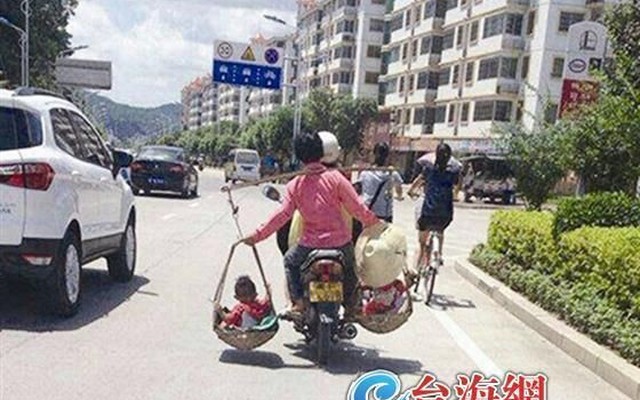 Bức ảnh mẹ gánh 2 con đi xe máy khiến người xem thót tim
