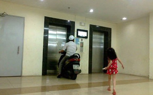Thanh niên “cứng” ở Hà Nội chạy xe vào thang máy